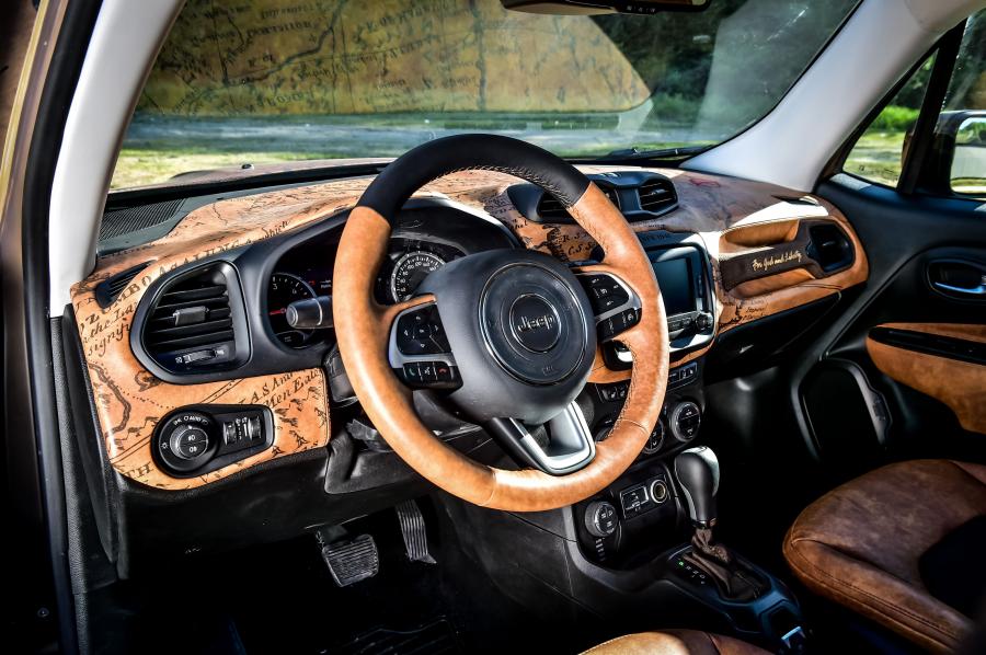 Интерьер Jeep Renegade Uncharted Edition (BU) 2016 года  (фото 2 из 7)